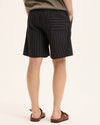 The GoodPeople Henry donkerblauwe gestreepte short, gedragen, van achteren