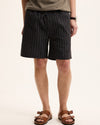 The GoodPeople Henry donkerblauwe gestreepte short, gedragen, van voren