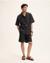 The GoodPeople Henry donkerblauwe gestreepte short, gedragen in een volledige combinatie