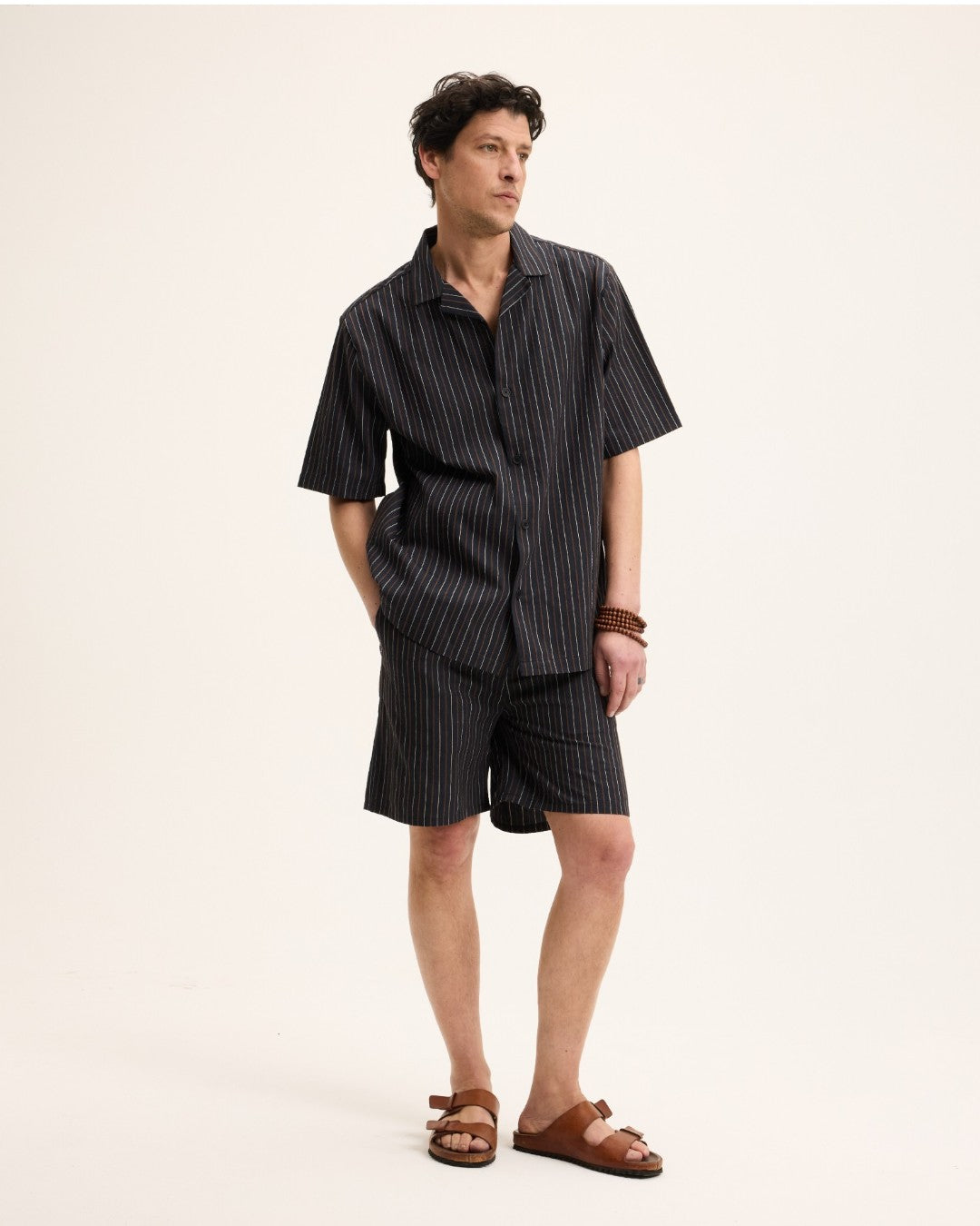 The GoodPeople Henry donkerblauwe gestreepte short, gedragen in een volledige combinatie