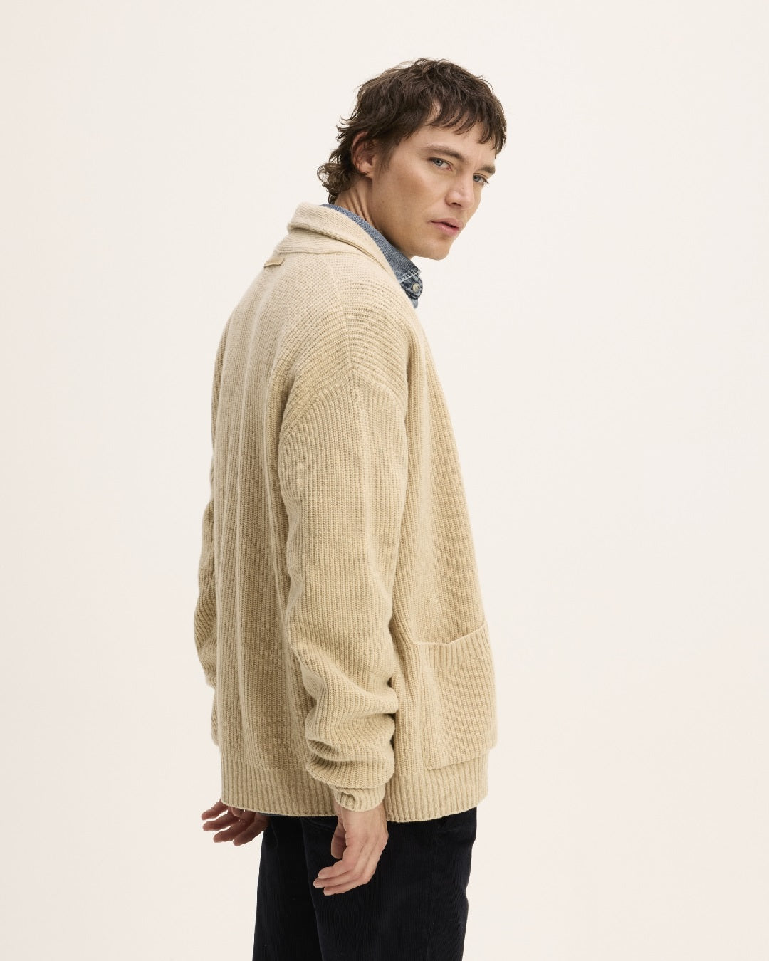 The GoodPeople Kardigan beige gemeleerd vest met sjaalkraag, gedragen, schuin van achteren