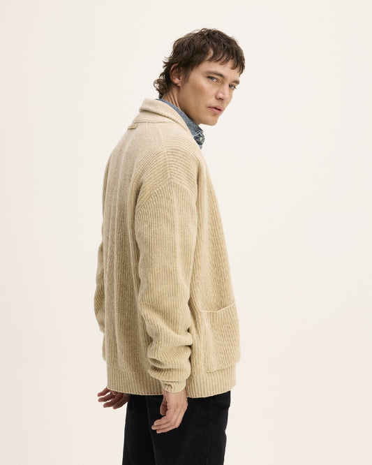 The GoodPeople Kardigan beige gemeleerd vest met sjaalkraag, gedragen, schuin van achteren