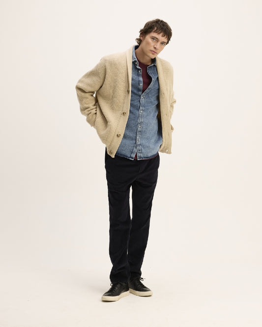 The GoodPeople Kardigan beige gemeleerd vest met sjaalkraag, gedragen in een volledige combinatie