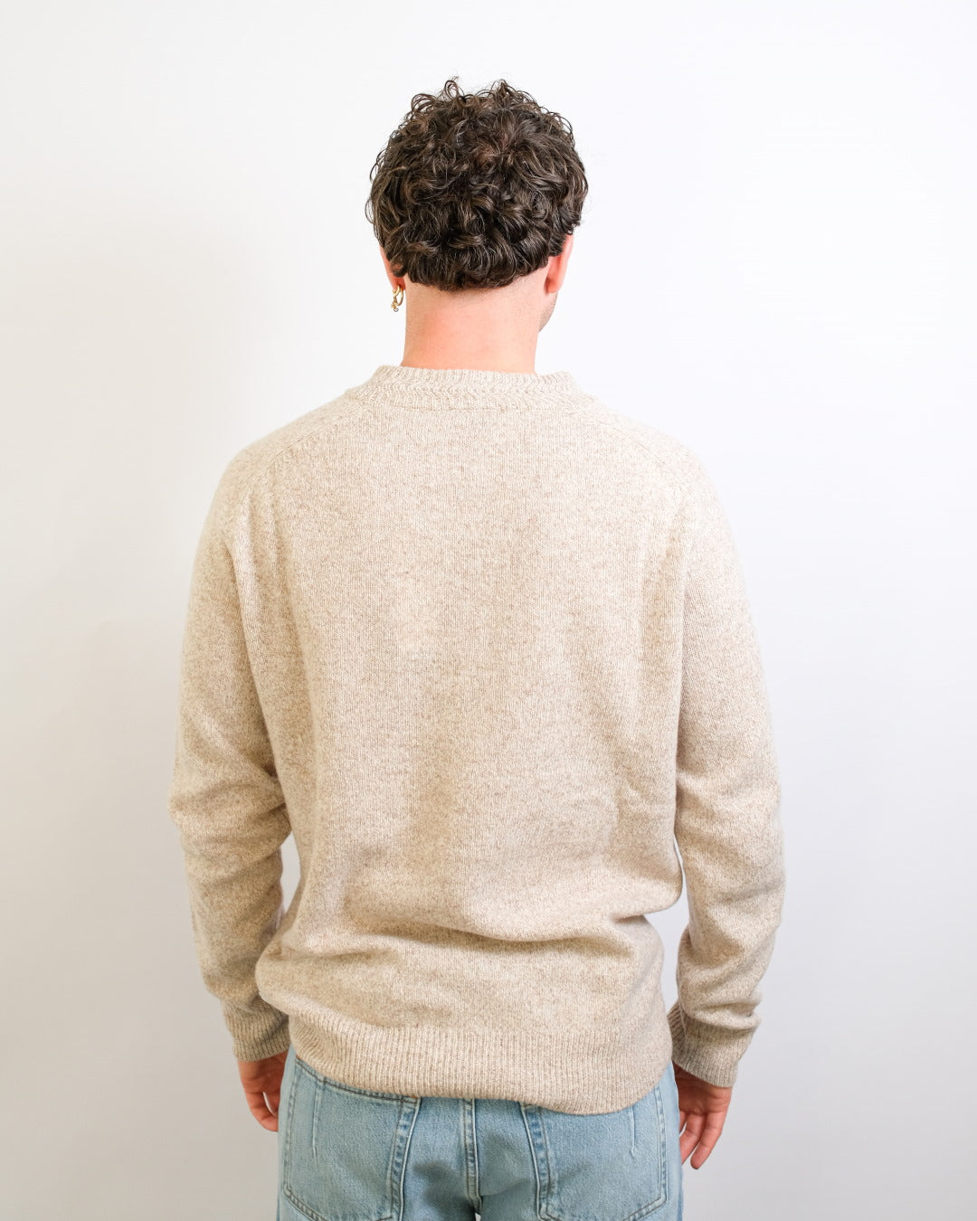 The GoodPeople Kiosk beige gemeleerde trui, gedragen, van achteren