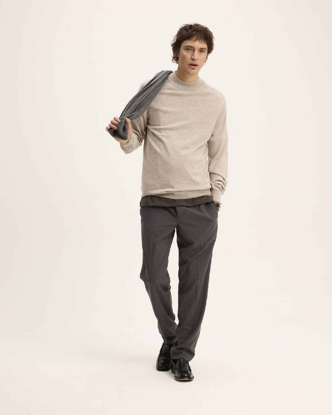 The GoodPeople Kita beige gemeleerde trui, gedragen in een volledige combinatie