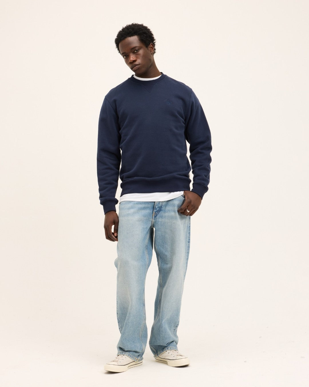 The GoodPeople Lommy donkerblauwe sweater, gedragen in een volledige combinatie