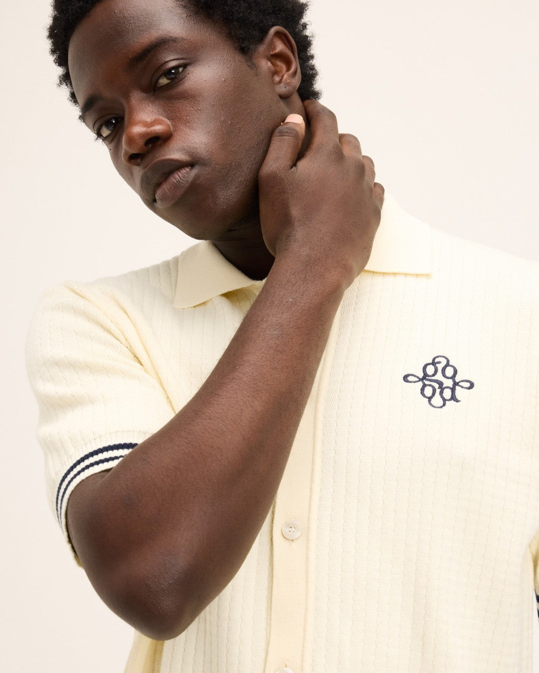 The GoodPeople Pshirt offwhite gebreid hemd met donkere bies, detail van borstlogo en kraag