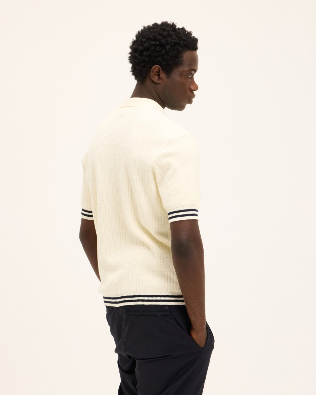 The GoodPeople Pshirt offwhite gebreid hemd met donkere bies, gedragen, van achteren
