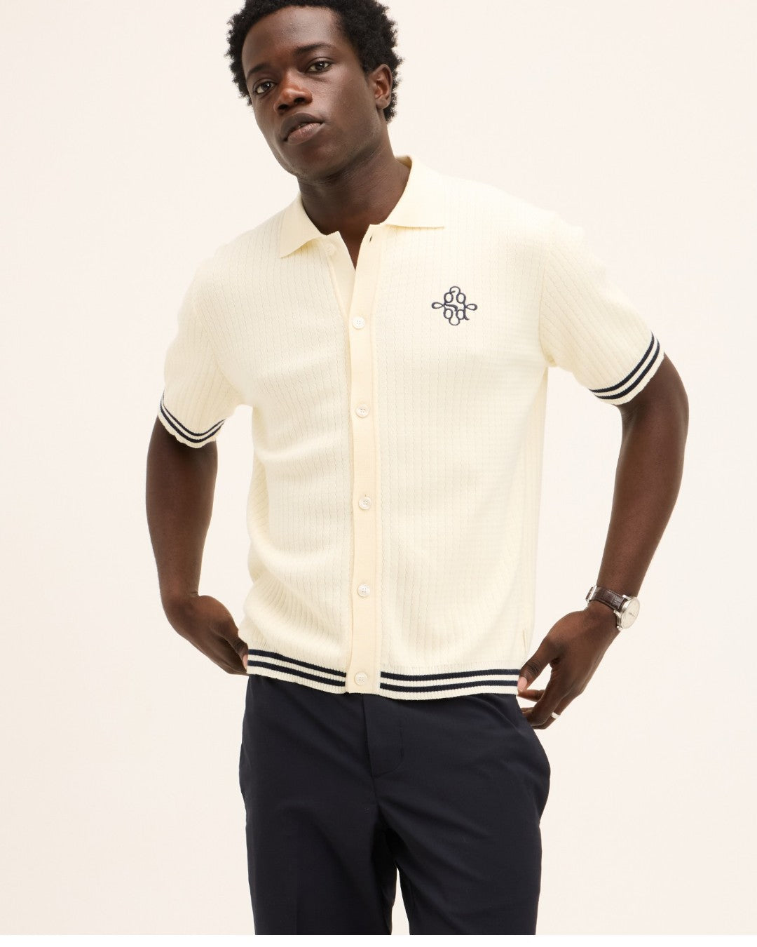 The GoodPeople Pshirt offwhite gebreid hemd met donkere bies, gedragen, van voren