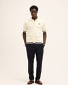 The GoodPeople Pshirt offwhite gebreid hemd met donkere bies, gedragen in een volledige combinatie
