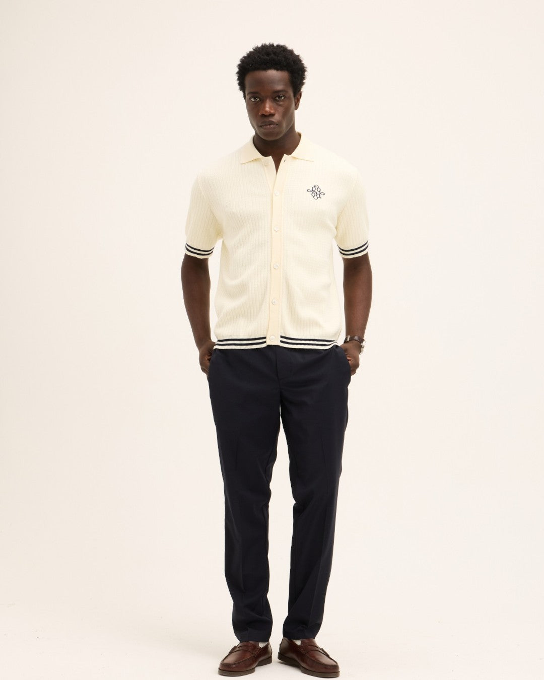 The GoodPeople Pshirt offwhite gebreid hemd met donkere bies, gedragen in een volledige combinatie