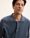 The GoodPeople Pvest blauw gebreid hemd met korte mouwen, detail van kraag en sluiting