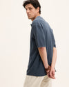 The GoodPeople Pvest blauw gebreid hemd met korte mouwen, gedragen, schuin van achteren