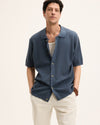 The GoodPeople Pvest blauw gebreid hemd met korte mouwen, gedragen, van voren