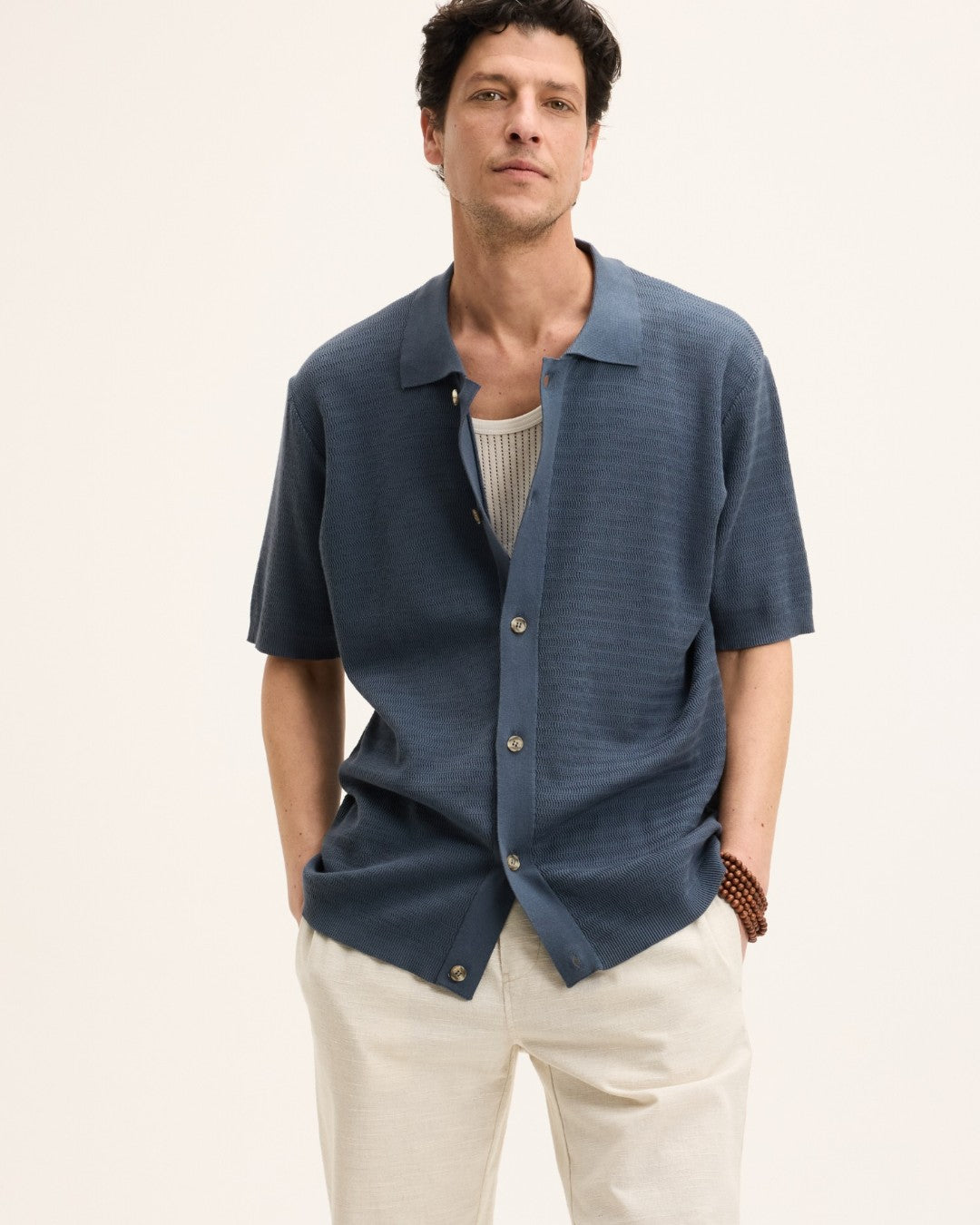 The GoodPeople Pvest blauw gebreid hemd met korte mouwen, gedragen, van voren