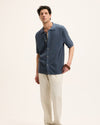 The GoodPeople Pvest blauw gebreid hemd met korte mouwen, gedragen in een volledige combinatie