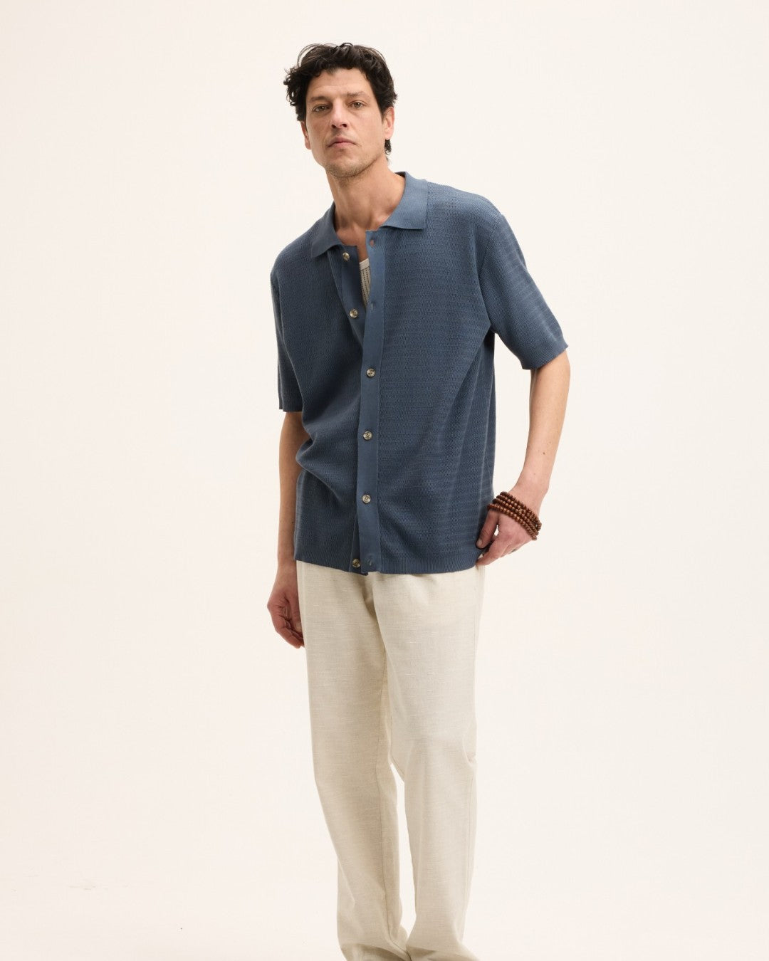 The GoodPeople Pvest blauw gebreid hemd met korte mouwen, gedragen in een volledige combinatie