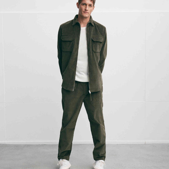 The GoodPeople Sap donkergroen ribfluwelen overshirt met rits, gedragen in een volledige combinatie