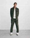 The GoodPeople Sap donkergroen ribfluwelen overshirt met rits, gedragen in een volledige combinatie