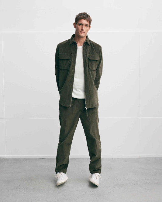 The GoodPeople Sap donkergroen ribfluwelen overshirt met rits, gedragen in een volledige combinatie