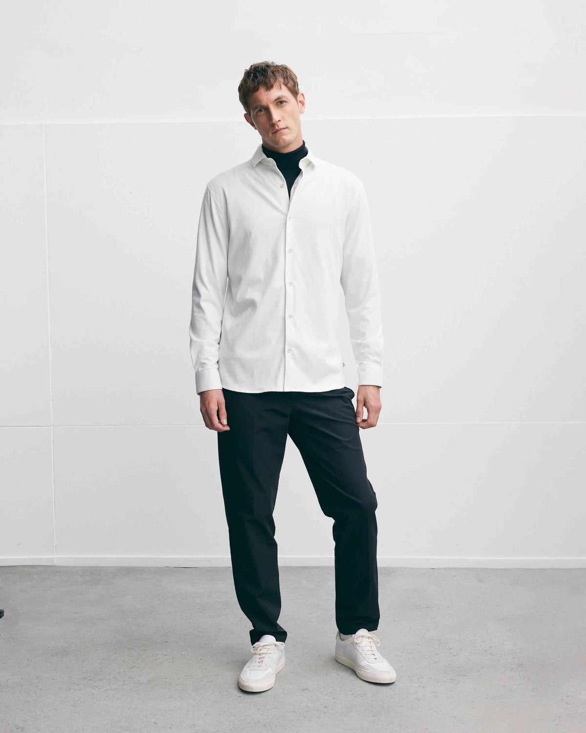 The GoodPeople Stirr offwhite hemd, gedragen in een volledige combinatie