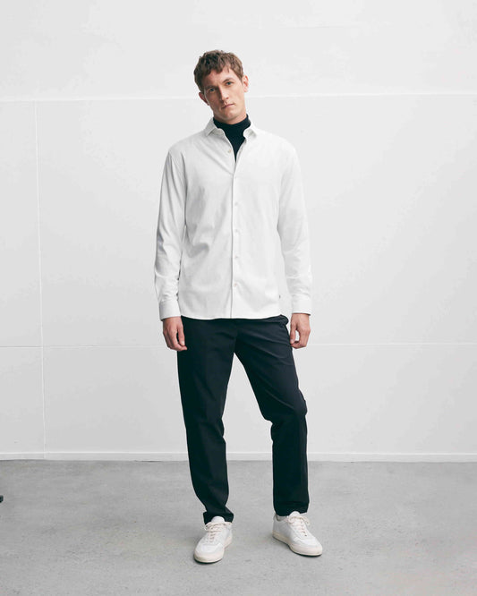 The GoodPeople Stirr offwhite hemd, gedragen in een volledige combinatie