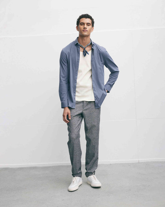 The GoodPeople Stirr grijsblauw hemd, gedragen in een volledige combinatie