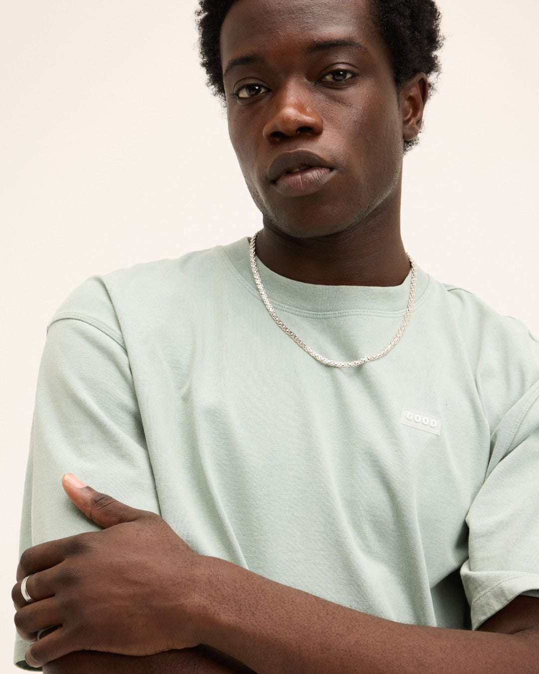 The GoodPeople Theo lichtgroen T-shirt, detail van de kleine borstprint