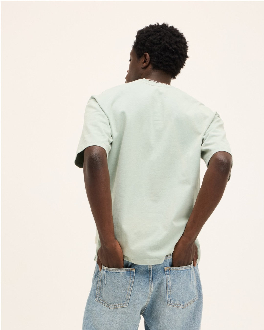 The GoodPeople Theo lichtgroen T-shirt, gedragen, van achteren