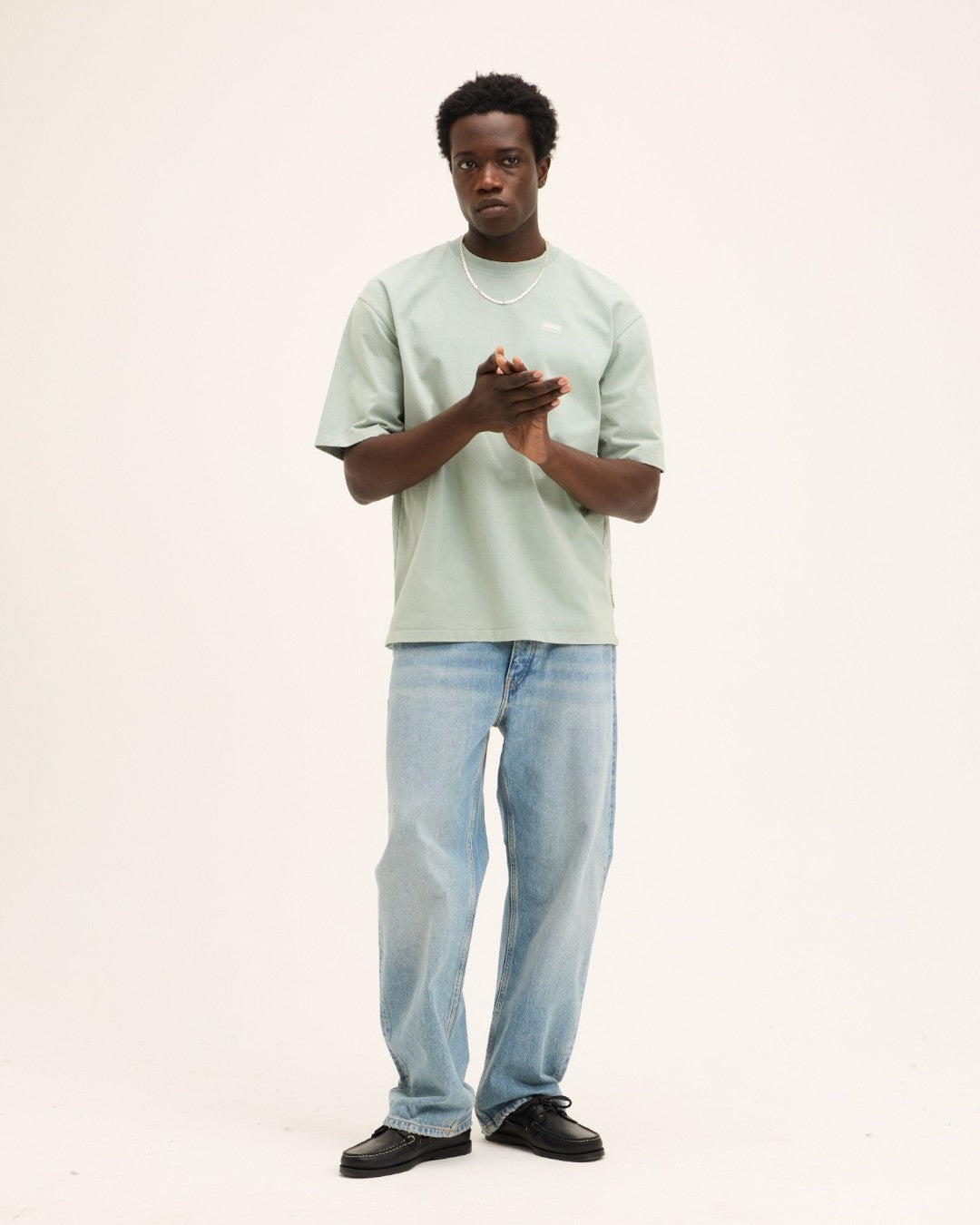 The GoodPeople Theo lichtgroen T-shirt, gedragen in een volledige combinatie