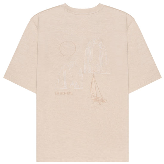 The GoodPeople Tsail zandkleurig T-shirt, van achteren met zeilbootprint