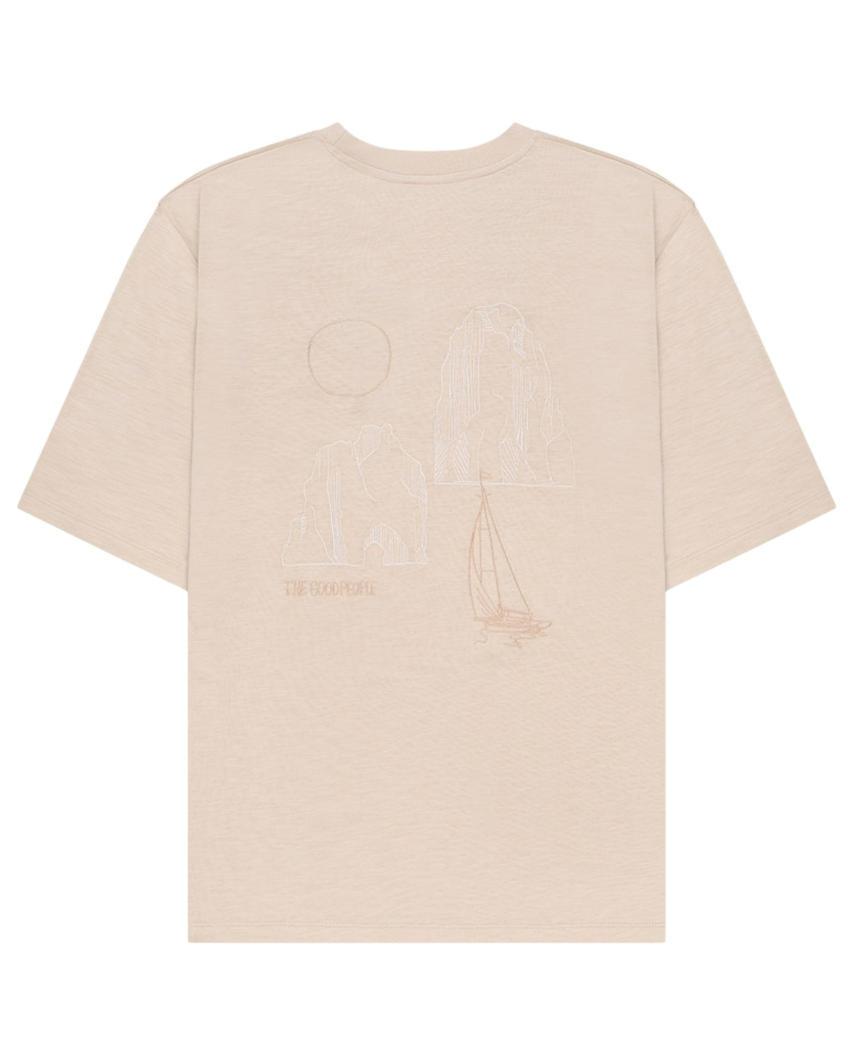 The GoodPeople Tsail zandkleurig T-shirt, van achteren met zeilbootprint