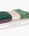 Thunders Love Charlie Green sokken, detail van de groene ribstructuur en papieren band op de verpakking