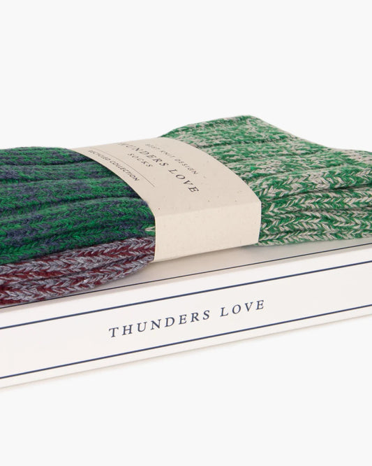 Thunders Love Charlie Green sokken, detail van de groene ribstructuur en papieren band op de verpakking