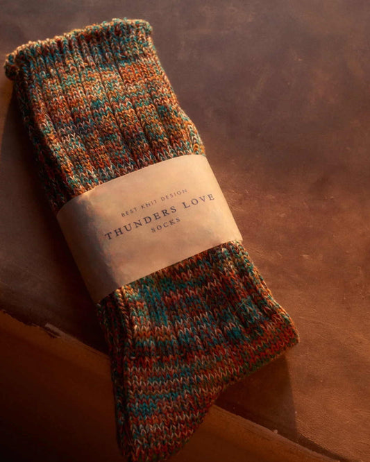 Thunders Love Forest Blue River sokken gevouwen met papieren band, detail van de blauw-oranje melange
