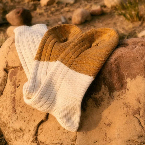 Thunders Love Marine White Camel sokken op een rots, detail van de camelkleurige tenen