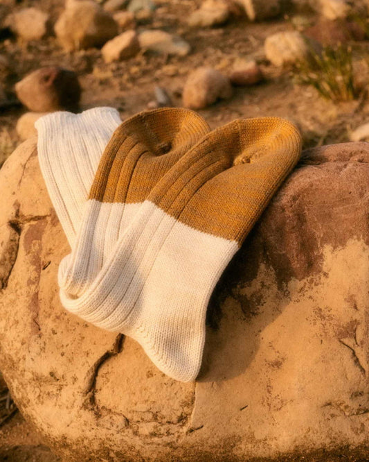 Thunders Love Marine White Camel sokken op een rots, detail van de camelkleurige tenen
