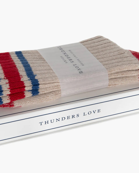 Thunders Love Nautical Turn Old Port sokken, detail van de rode en blauwe strepen op de verpakking
