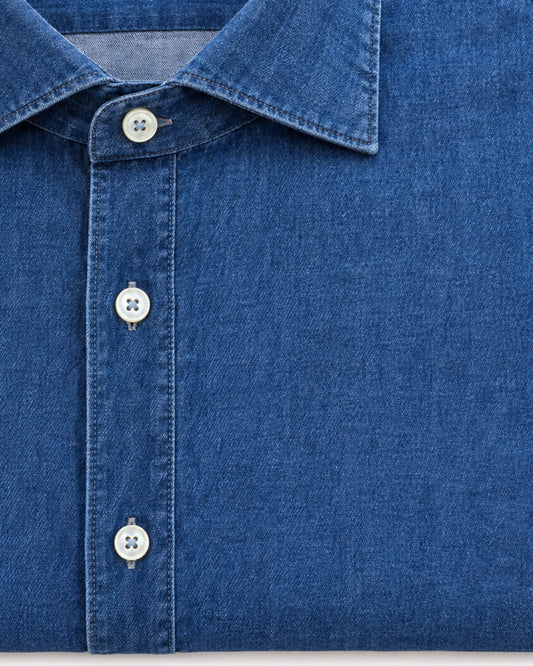 Xacus denimhemd 722ML/11296 002 – detail van denimwashing en lichte knopen