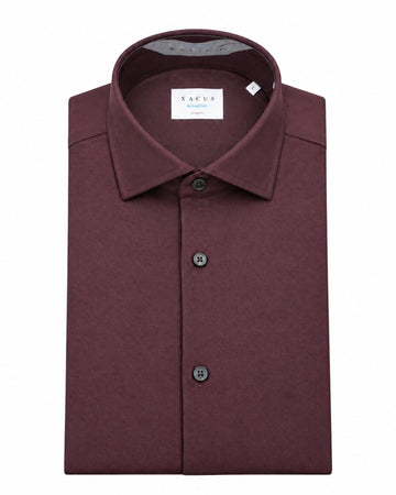 Xacus Active Shirt Tailor Fit Bordeaux met fijne donkerblauwe bolletjes, opgevouwen vooraanzicht