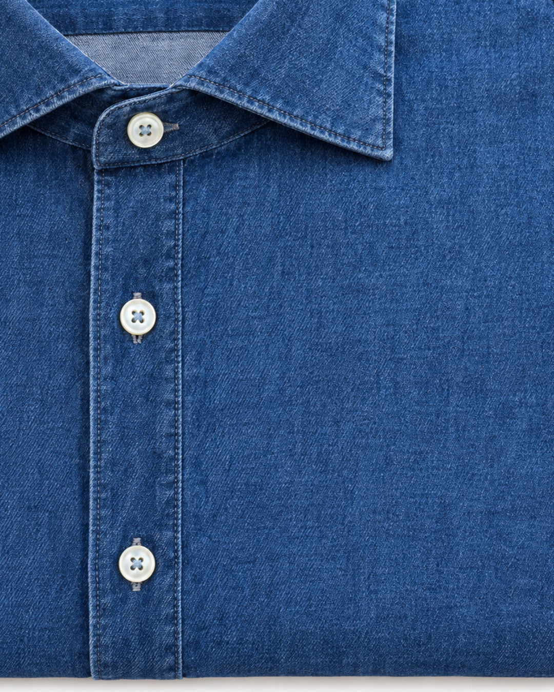 Xacus Denim Hemd Indigo Blue — detail van kraag en knoopsluiting