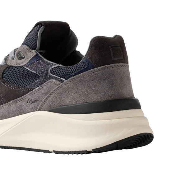 Detail van D.A.T.E. Musa Hairy Blue sneaker met opvallende harige textuur