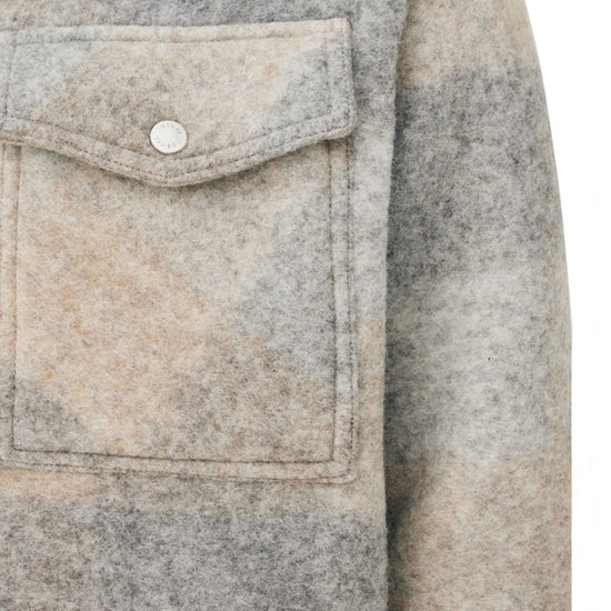 Genti Asher Wollen Ruitovershirt Lichtgrijs Beige – detail van de borstzak | Checkpoint Mol