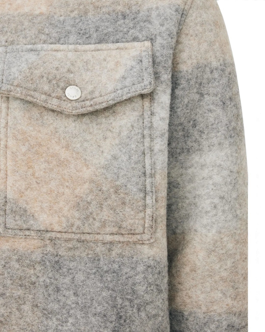 Genti Asher Wollen Ruitovershirt Lichtgrijs Beige – detail van de borstzak | Checkpoint Mol