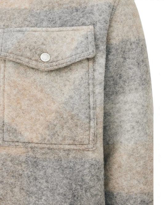 Genti Asher Wollen Ruitovershirt Lichtgrijs Beige – detail van de borstzak | Checkpoint Mol