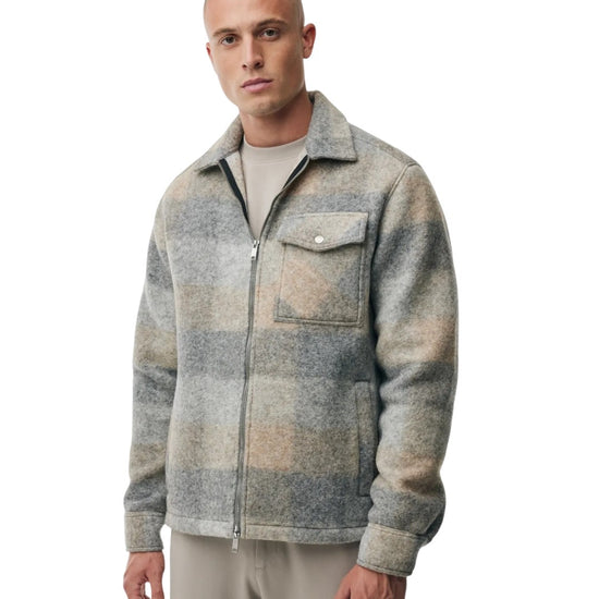 Genti Asher Wollen Ruitovershirt Lichtgrijs Beige – vooraanzicht op model | Checkpoint Mol