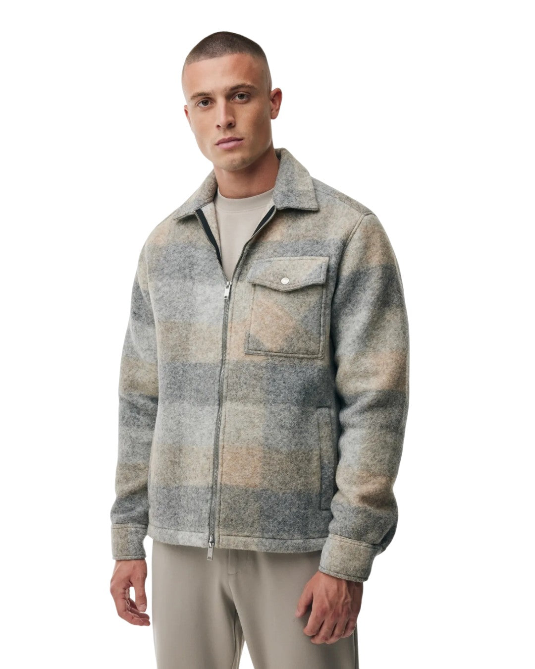 Genti Asher Wollen Ruitovershirt Lichtgrijs Beige – vooraanzicht op model | Checkpoint Mol