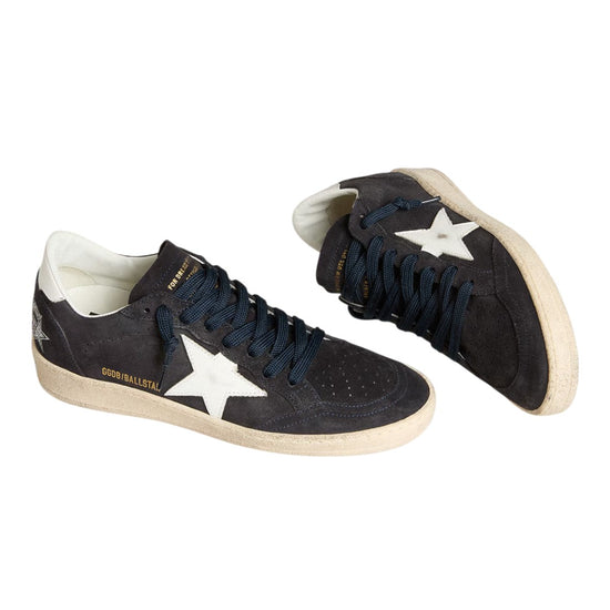 Golden Goose Ball Star Dark Blue White in donkerblauw suède met witte leren details