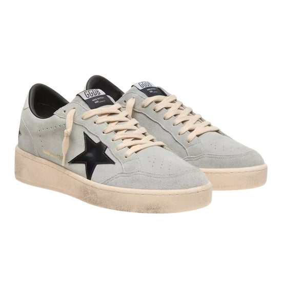 Golden Goose Ball Star in grijs suède met zwarte ster en crèmekleurige veters