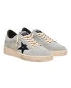 Golden Goose Ball Star in grijs suède met zwarte ster en crèmekleurige veters